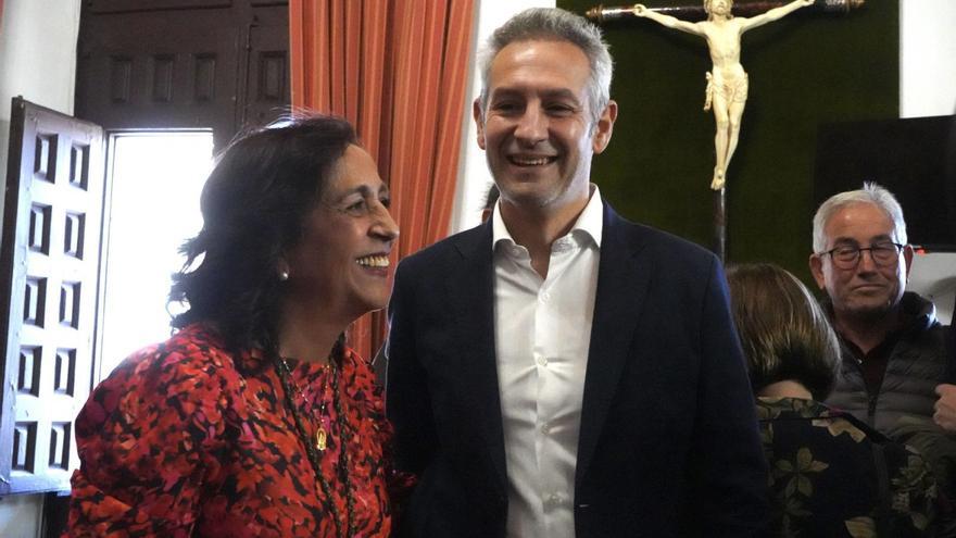 Ángeles Medina y Carlos Rodríguez sonríen tras el pleno en el que fue aprobada la moción de censura en Toro.