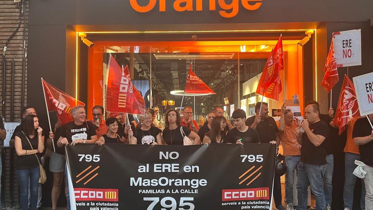 Trabajadores se concentran contra el ERE de MasOrange que afecta a 795 personas y reclaman "mejores condiciones"