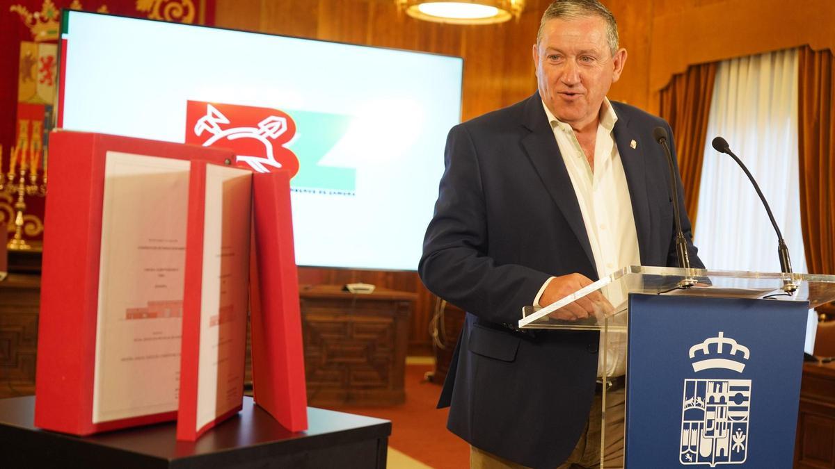 Javier Faúndez muestra el proyecto sobre el nuevo parque de bomberos de Toro