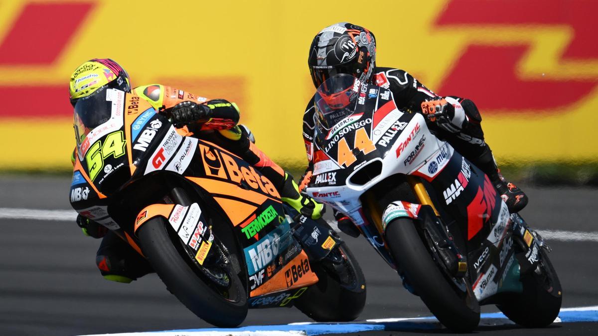 Una imagen del duelo Arón Canet - Fermín Aldeguer.