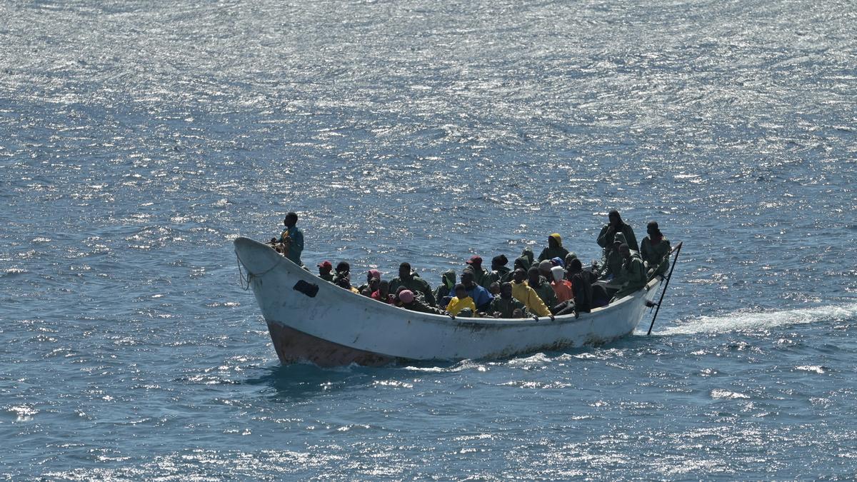 Gran Canaria recibe el mayor cayuco de su historia, con 231 personas, 58 de ellas menores