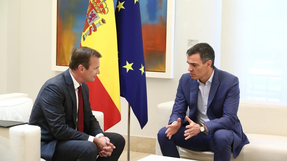 El CEO de Masorange, Meinrad Spenger, reunido con el presidente del Gobierno, Pedro Sánchez, en el Palacio de La Moncloa