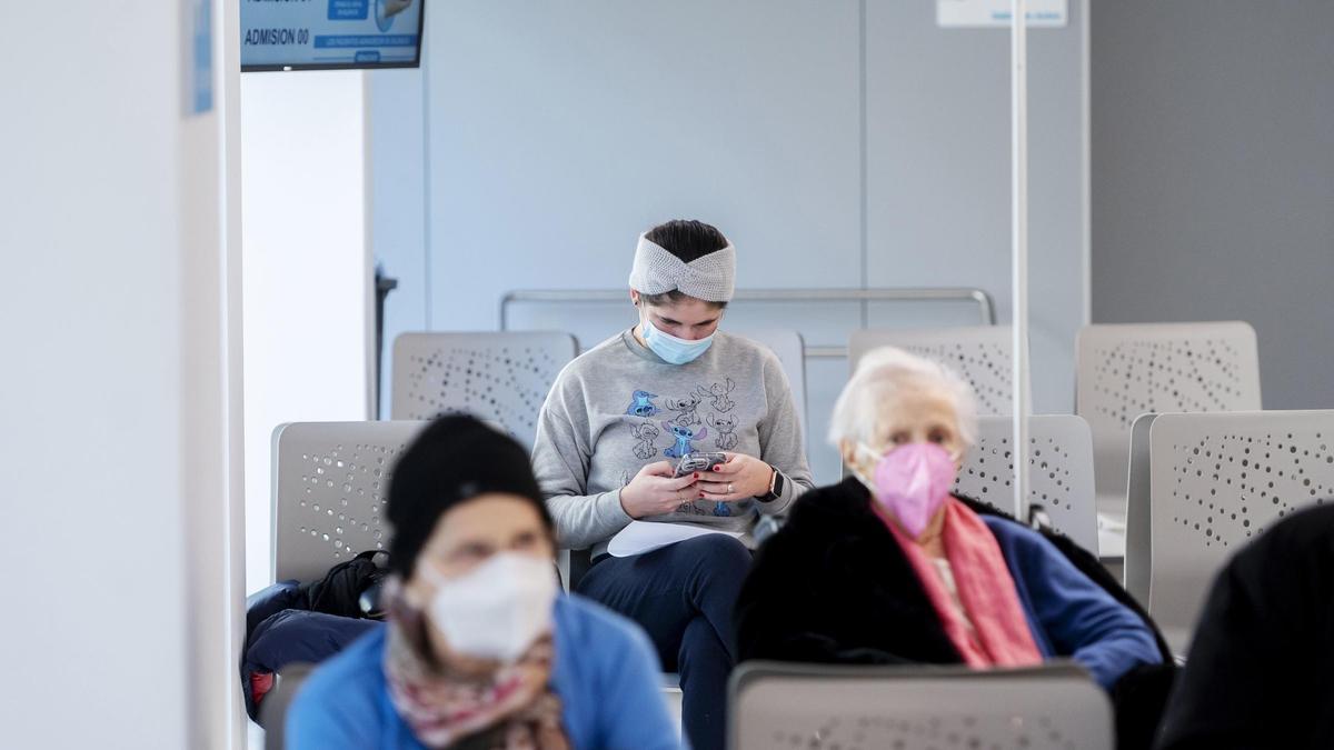 Varias personas con mascarilla en un hospital.