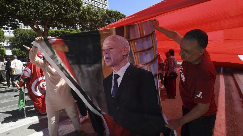 Seguidores del presidente de Túnez, Kais Saïed, desplegan un cartel con su imagen durante una manifestación en la capital el pasado 25 de septiembre.