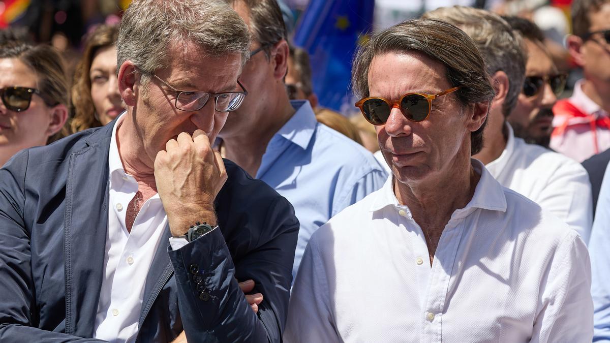 El actual líder del PP, Alberto Núñez Feijóo, con el expresidente del Gobierno José María Aznar (PP), el pasado mes de mayo, en una manifestación del partido en el centro de Madrid.