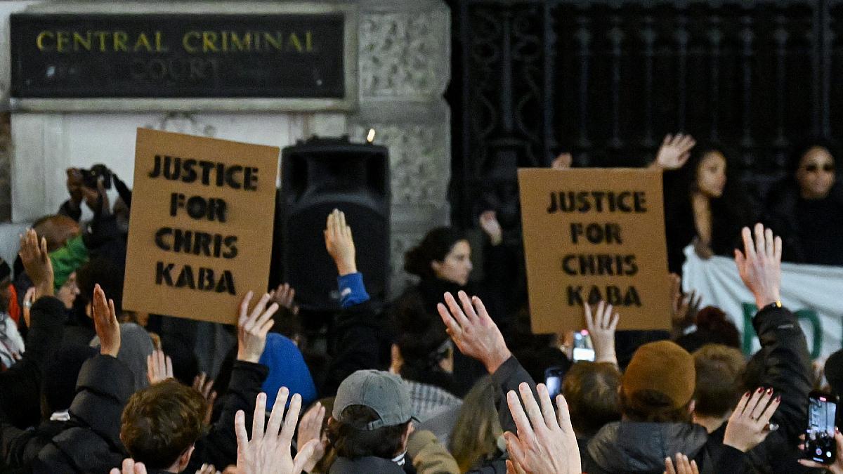 Protestas ante el Tribunal que juzgó al policía Martyn Blake por la muerte de Chris Kaba, en 2022.