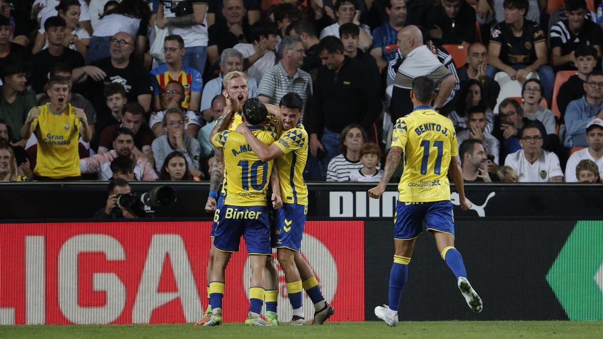 Los jugadores de Las Palmas celebran el tercer gol del equipo canario en Valencia.