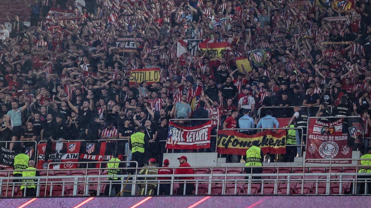 El sector visitante del Atlético en el Estadio da Luz, durante el partido de Champions frente al Benfica.