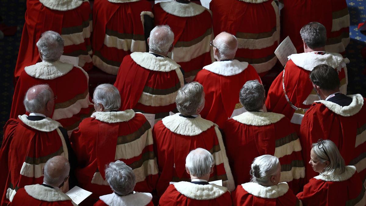 Miembros de la Cámara de los Lores toma asiento durante la apertura del Parlamento, el pasado 17 de julio.