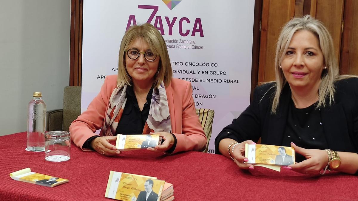 La presidenta de Azayca (izquierda) y la secretaria local del PSOE (derecha) en la presentación del acto.
