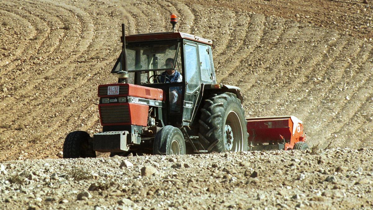 Un agricultor ara una parcela para dejarla preparada para la siembra