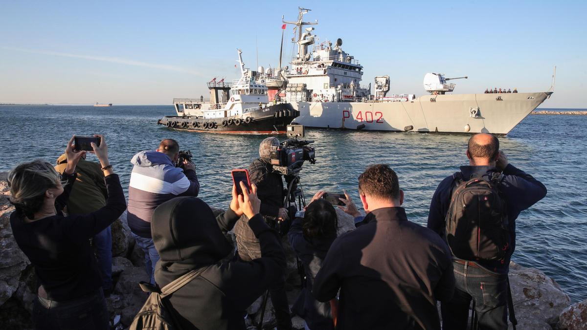 Desembarcan en Albania los primeros migrantes que serán alojados en el centro de internamiento construido por Italia