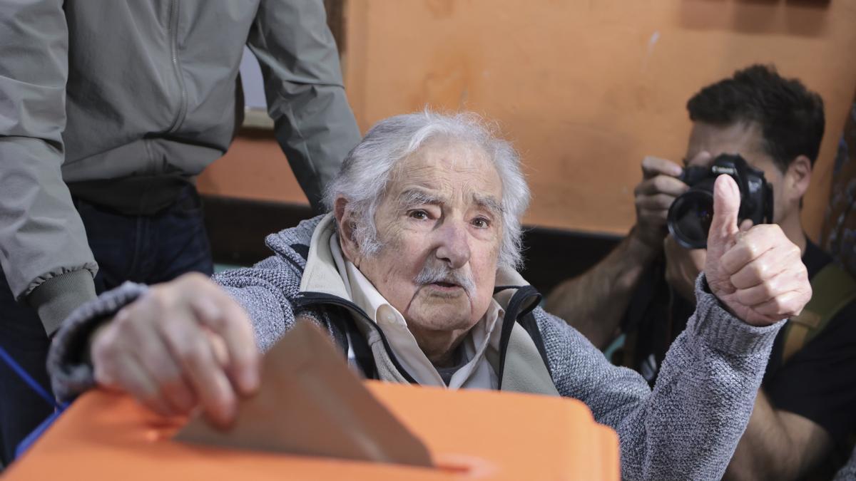 José Mujica introduce su voto para las elecciones presidenciales y legislativas de Uruguay, en Montevideo