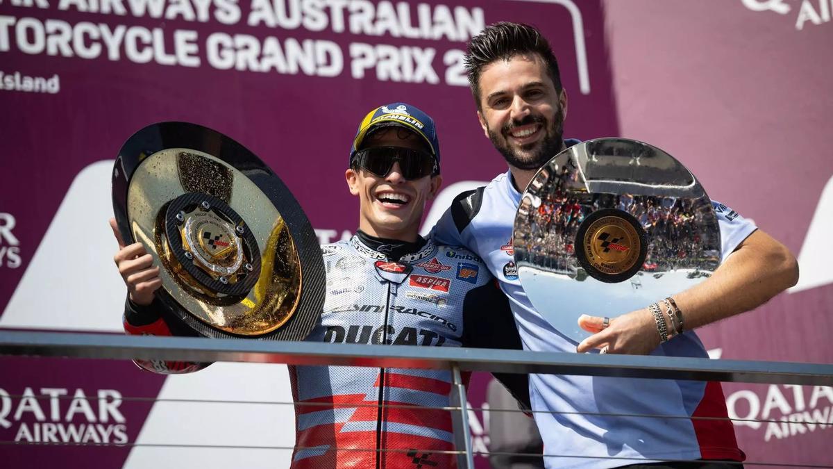 Marc Márquez y Michele Masini compartieron podio y felicidad, el domingo, en lo más alto del podio de Australia.
