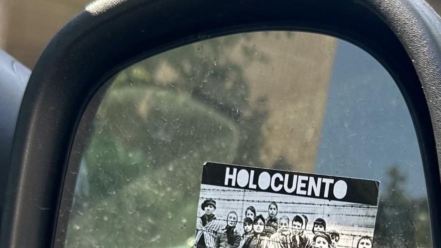 Una pegantina aparecida en el coche de la ministra de Sanidad, Mónica García.