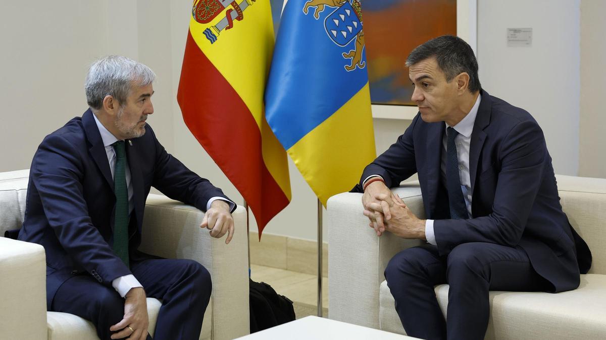 El jefe del Ejecutivo, Pedro Sánchez, se reúne con el presidente de Canarias, Fernando Clavijo.