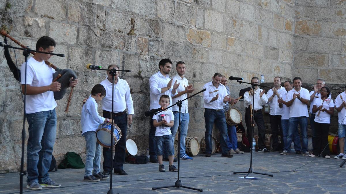 Actuación de la Escuela de Folclore de Sanabria