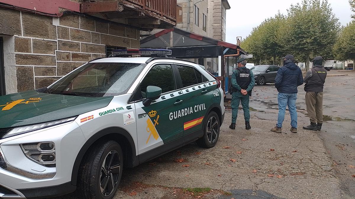 Agentes de la Guardia Civil durante el registro realizado en El Puente