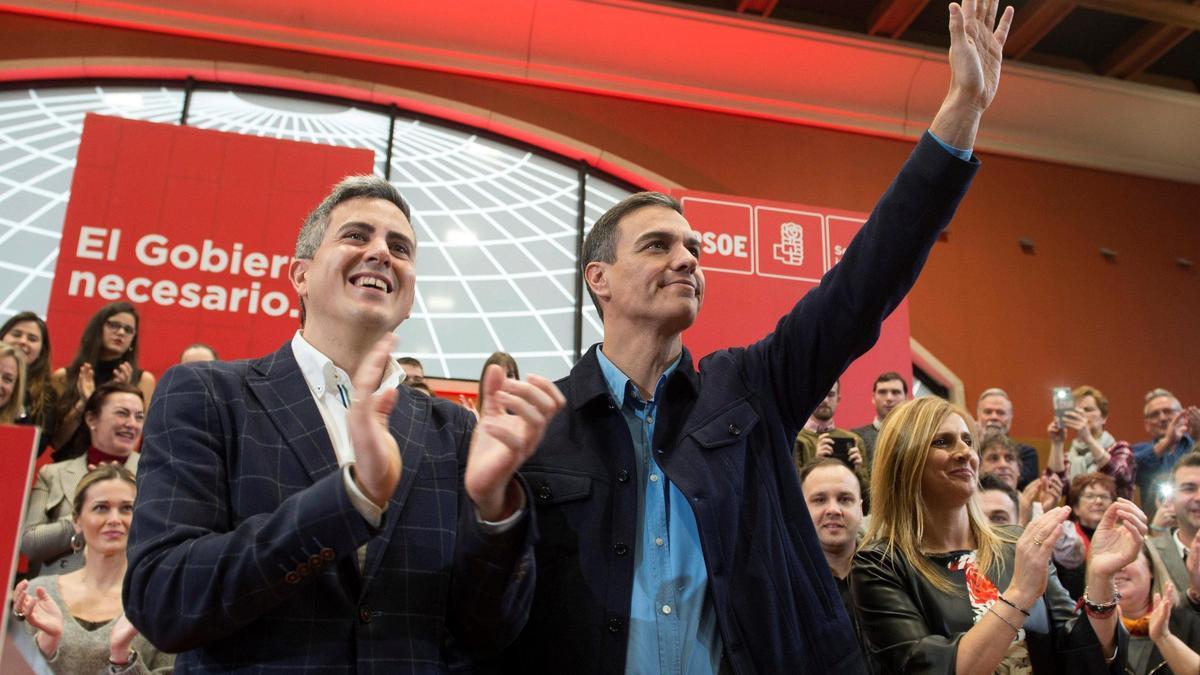 Pedro Sánchez con Pablo Zuloaga en un acto del PSOE en Santander (Cantabria)