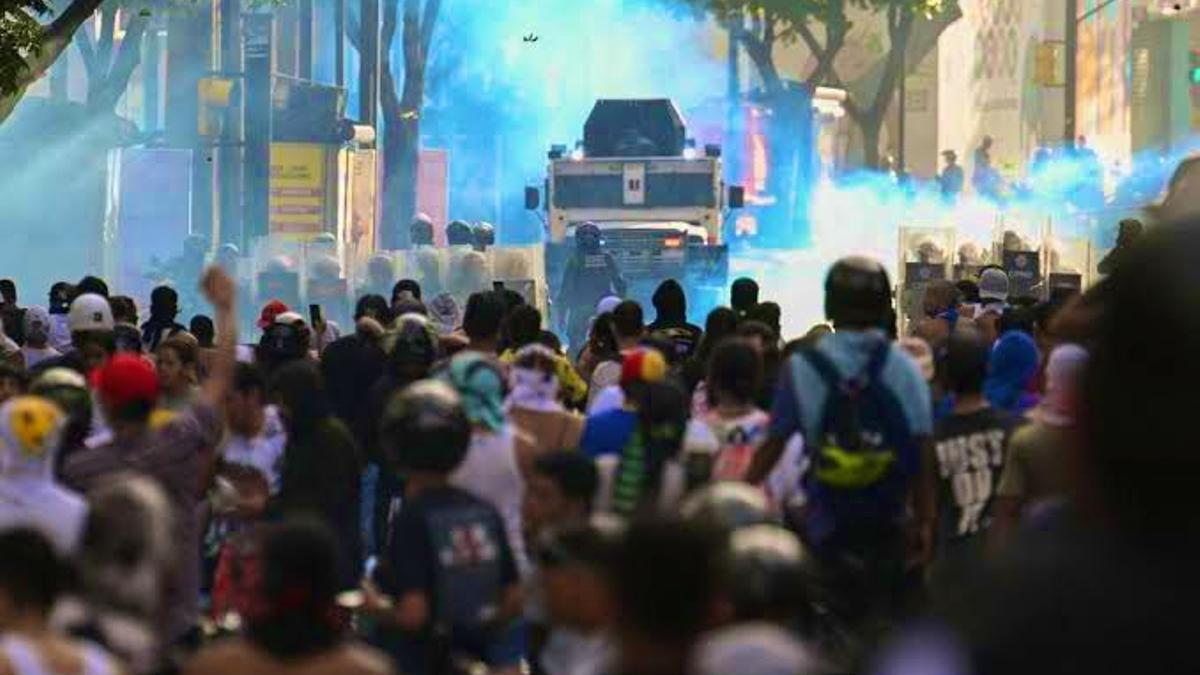Las fuerzas de seguridad venezolanas, tanque incluido, frente a un grupo de manifestantes.