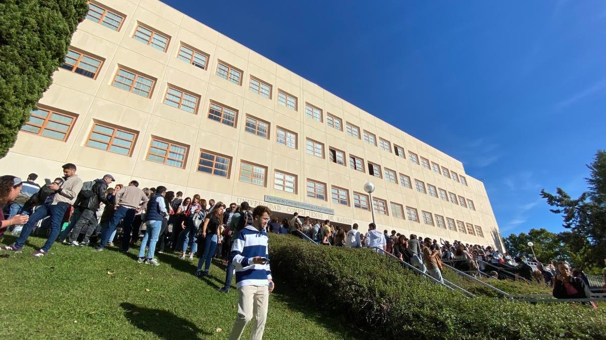 Imagen de los centenares de aspirantes en las oposiciones de RTVE tras ser suspendida la prueba por la filtración de preguntas.