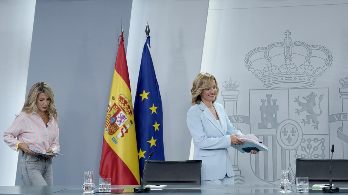 La portavoz del Gobierno, Pilar Alegría, y la vicepresidenta segunda, Yolanda Díaz, este martes en rueda de prensa tras el Consejo de Ministros.
