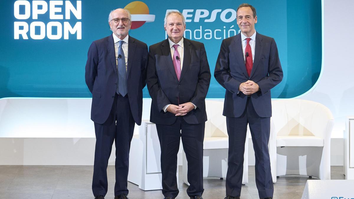 Antonio Brufau, presidente de Repsol; Jordi Hereu, ministro de Industria y Turismo y Gonzalo Gortázar, consejero delegado de CaixaBank.