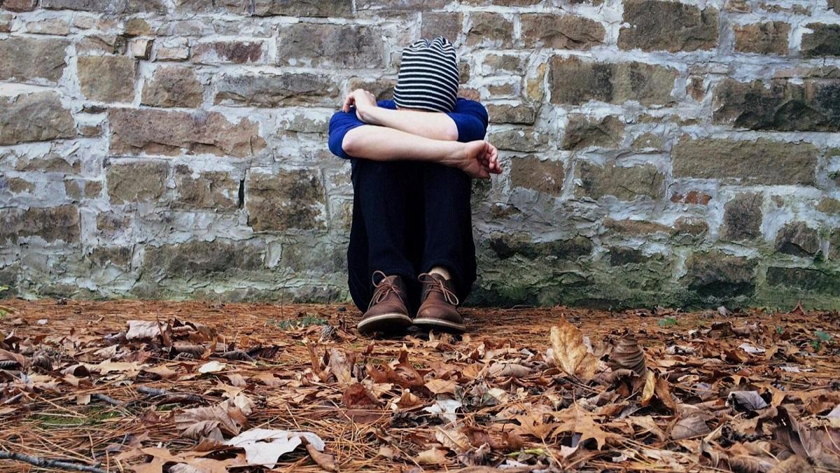 Una persona triste un día de otoño