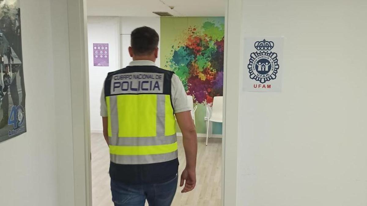 Un investigador de la UFAM de la Policía Nacional.