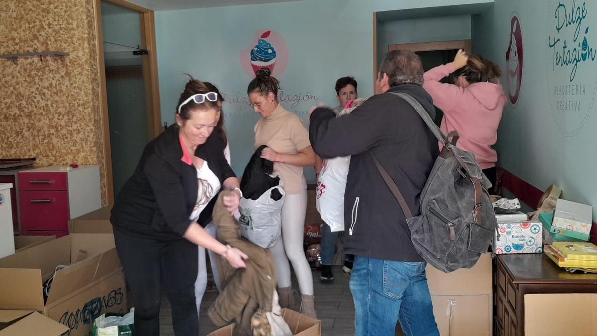 Un toresano entrega una donación para los afectados por la DANA en Valencia.