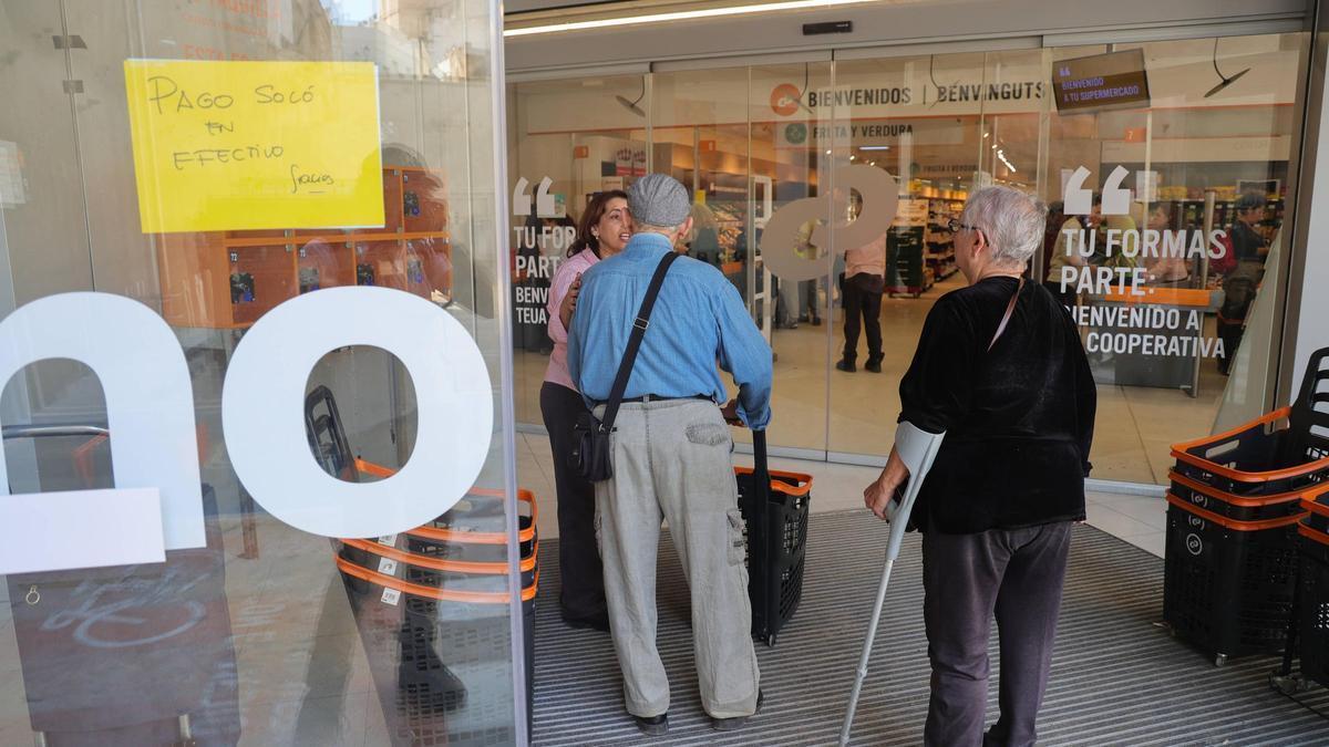 "Solo pago en efectivo" en un supermercado de Chiva