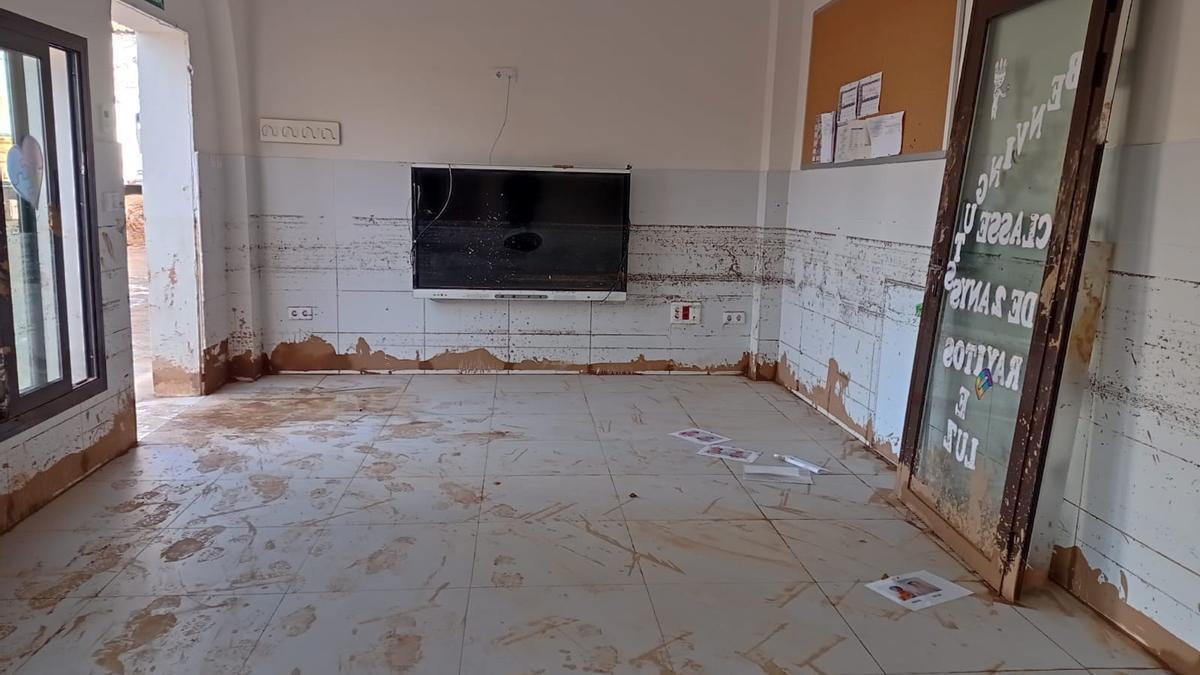 El aula de infantil donde se ve cuánto estaló el agua, anegando la clase e inutilizando la pizarra digital