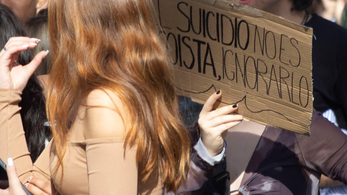 Des messages pour rendre visible le suicide dans une manifestation de jeunes en faveur de la santé mentale.