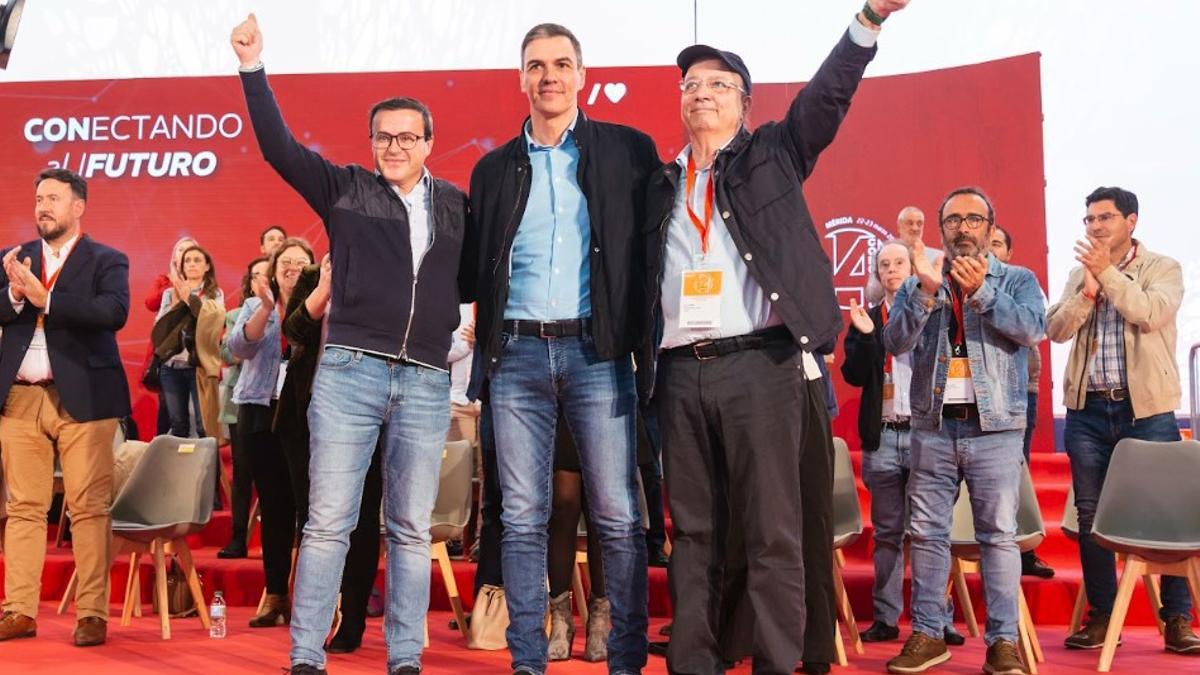 Miguel Ángel Gallardo junto a Pedro Sánchez y Guillermo Fernández Vara el pasado marzo.