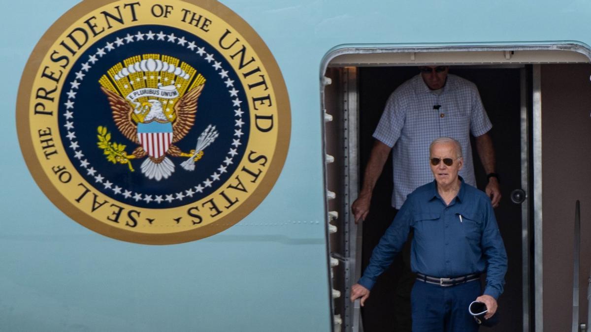 Joe Biden, a su llegada al aeropuerto de Manaos, en la Amazonia, poco antes de participar en la cumbre del G-20