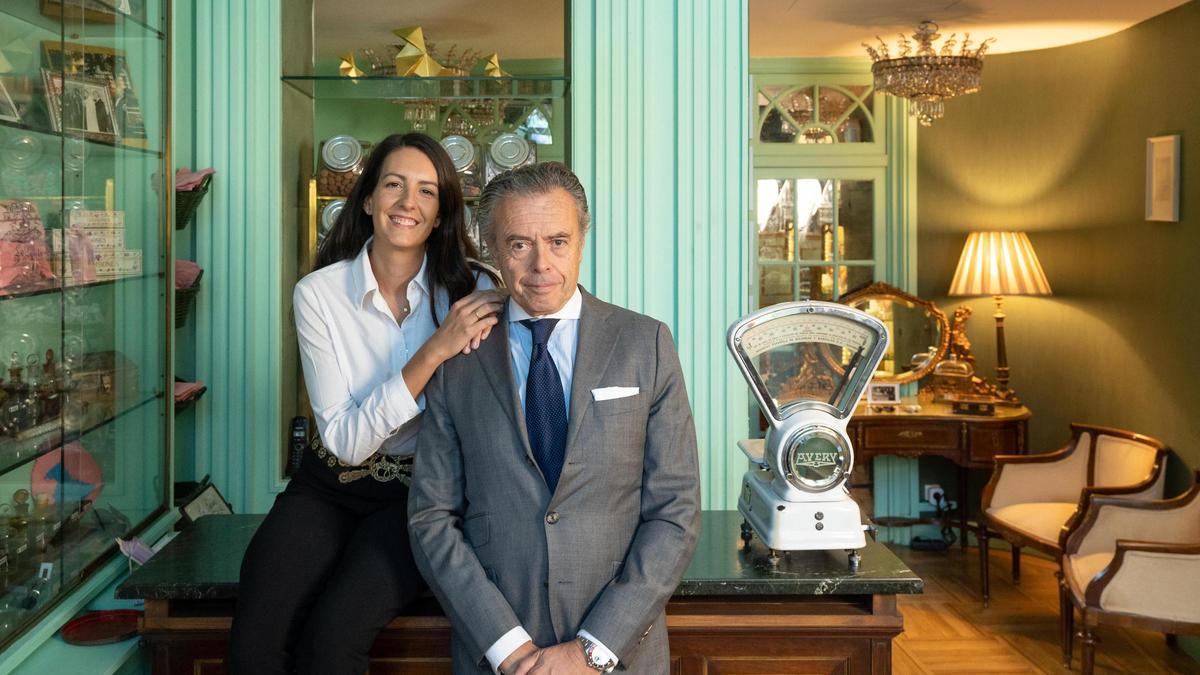 Rocío Aznárez, directora de La Pajarita, junto a su padres Lorenzo Aznárez en el local de la bombonería en Madrid.
