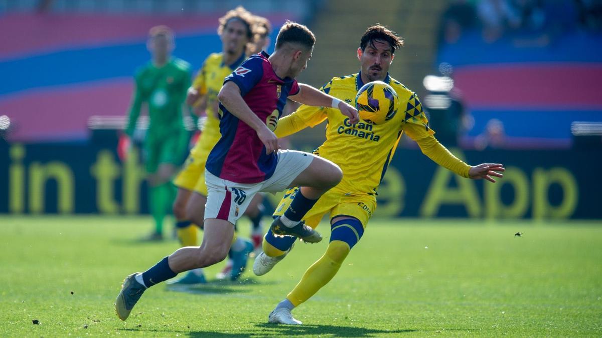 Fermín tente de contrôler le ballon lors du match Barça-Las Palmas à Montjuïc. /