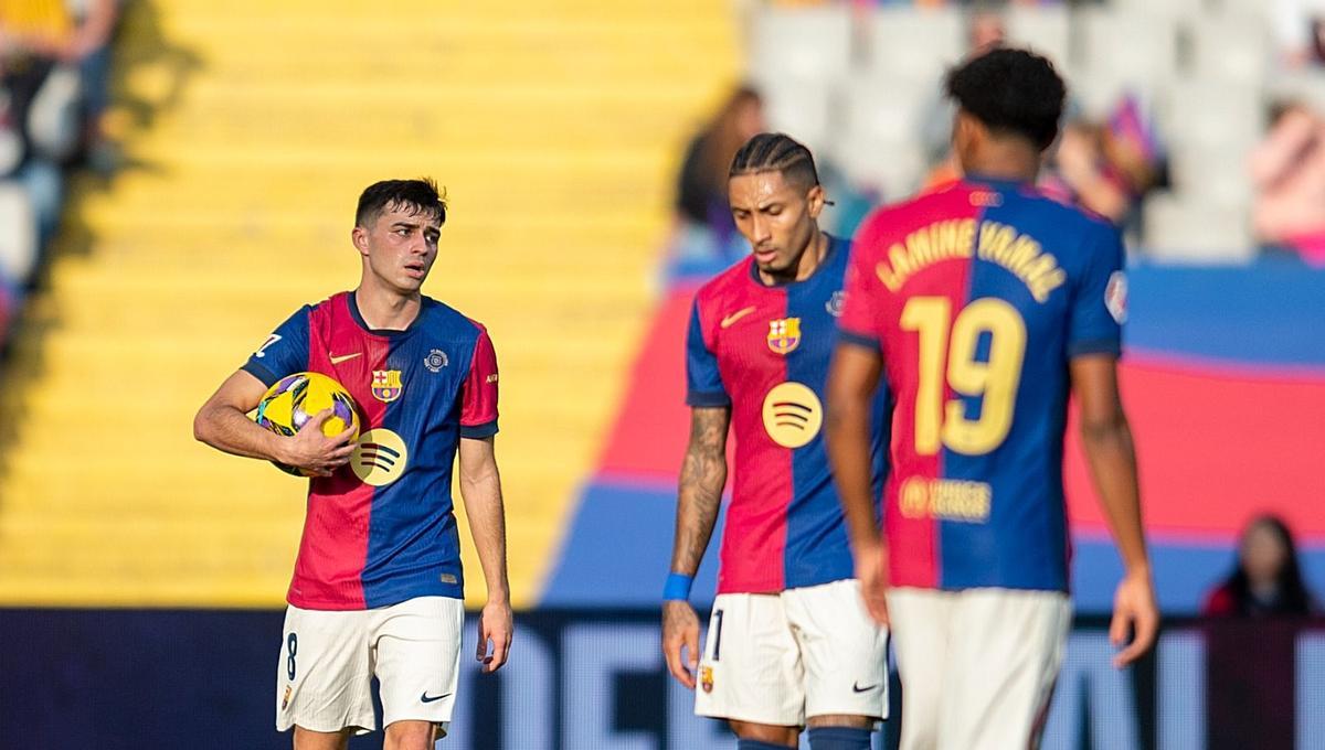 Pedri, Raphinha et Lamine Yamal, après avoir encaissé le deuxième but de Las Palmas à Montjuïc.
