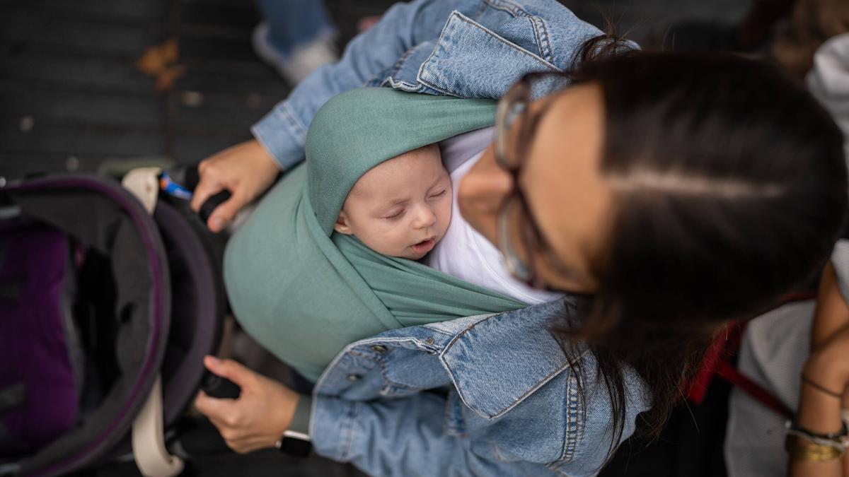 Bebe recien nacido duerme en el pecho de su madre.
