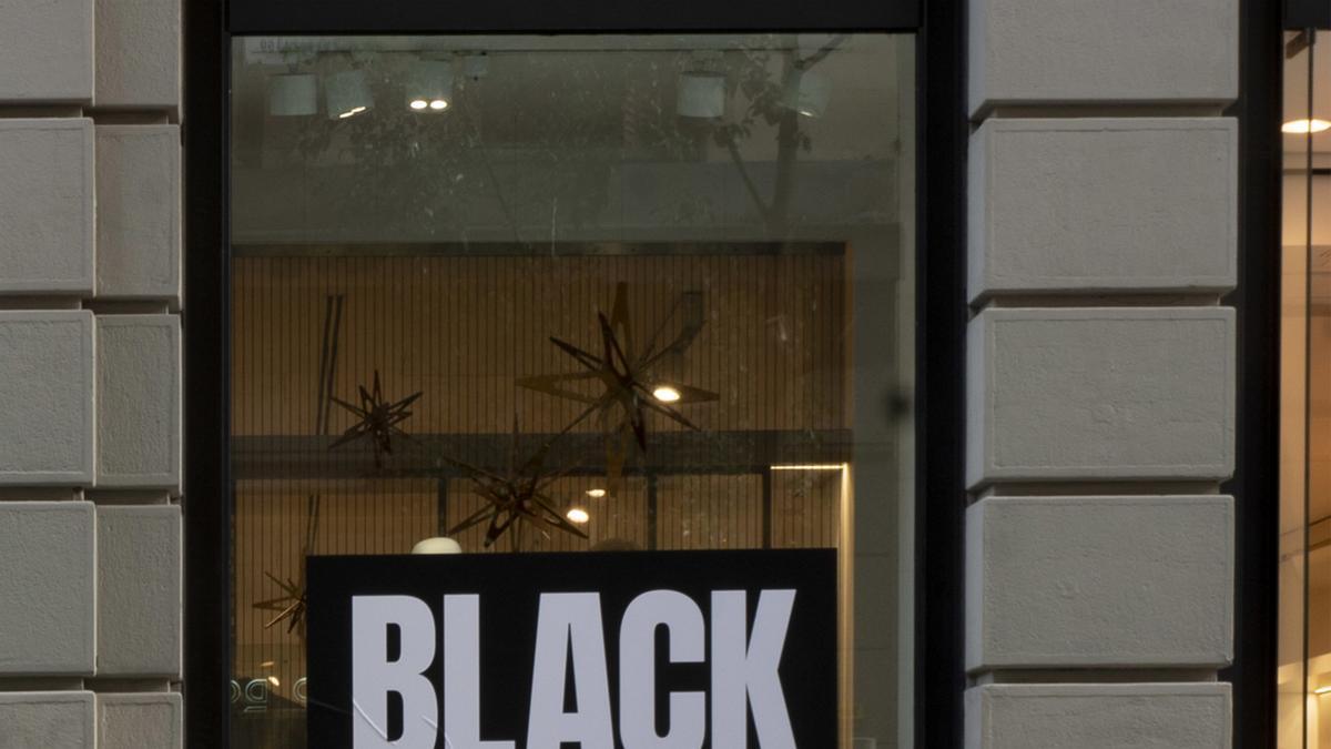 Un cartel publicitario anuncia rebajas con motivo del Black Friday, en Madrid (España).