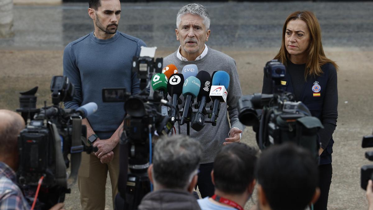 El ministro del Interior, Fernando Grande-Marlaska (c), atiende a los medios de comunicación tras su visita este sábado al centro de Coordinación Emergencias de L'Eliana (Valencia).