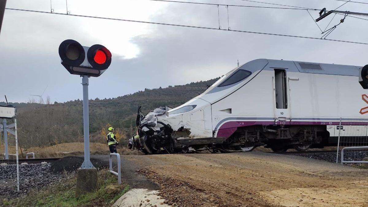 Dos muertos al colisionar un Alvia y un turismo en un paso a nivel en Husillos (Palencia).