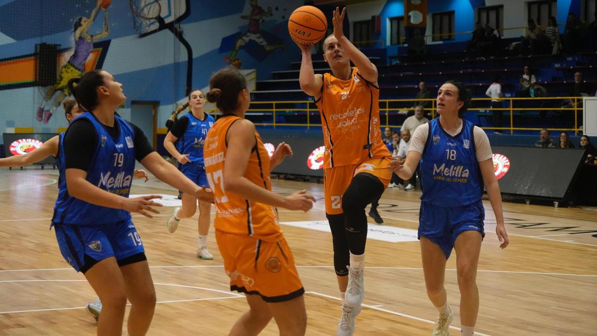 Polleros entra a canasta durante el duelo entre Recoletas Zamora y La Salle.