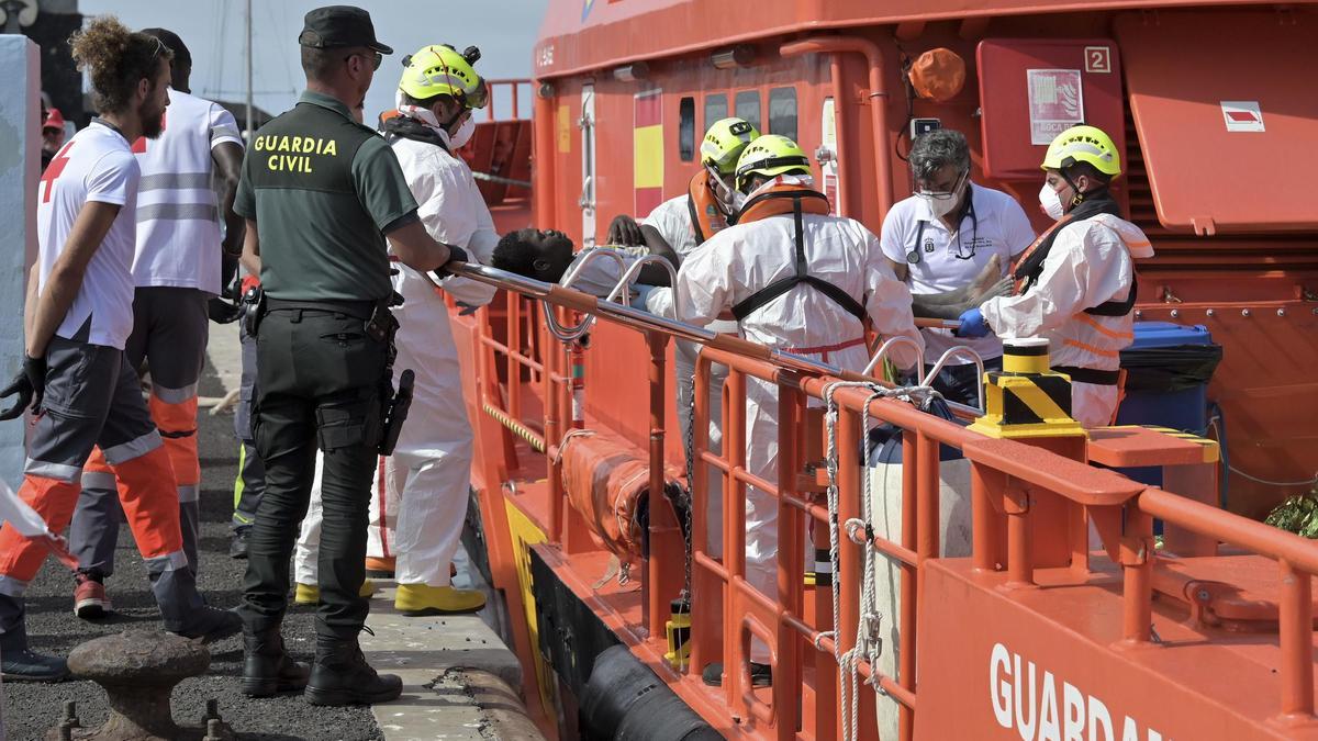 Salvamento traslada a La Restinga 9 personas rescatadas a 202 millas del sur de El Hierro.