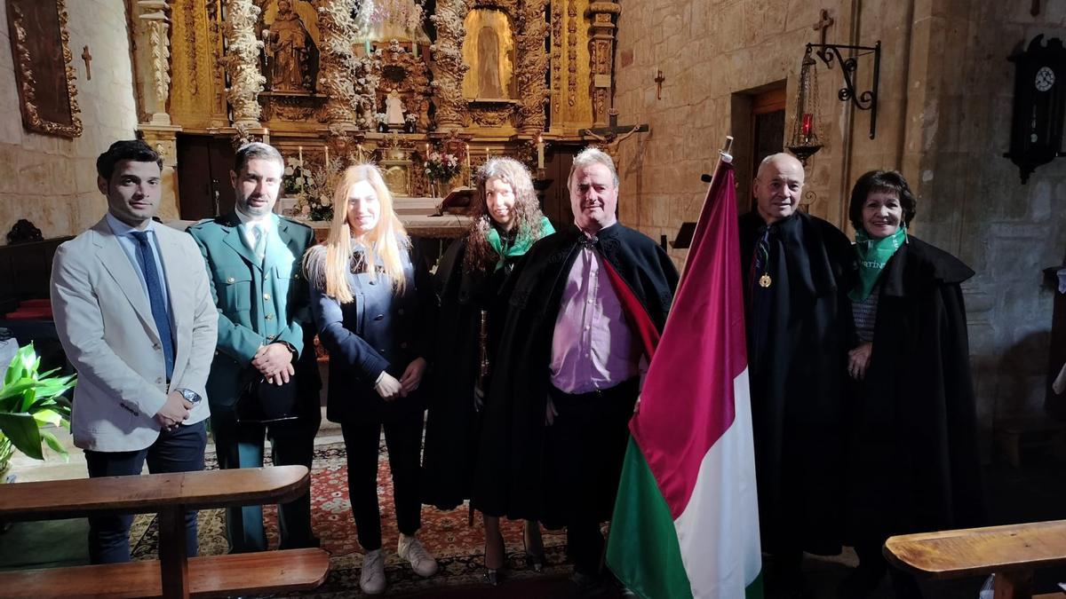 Juan Del Canto junto a la Corporación Municipal de Cazurra presidida por Ana Alicia Vasallo en las fiestas de San Martín