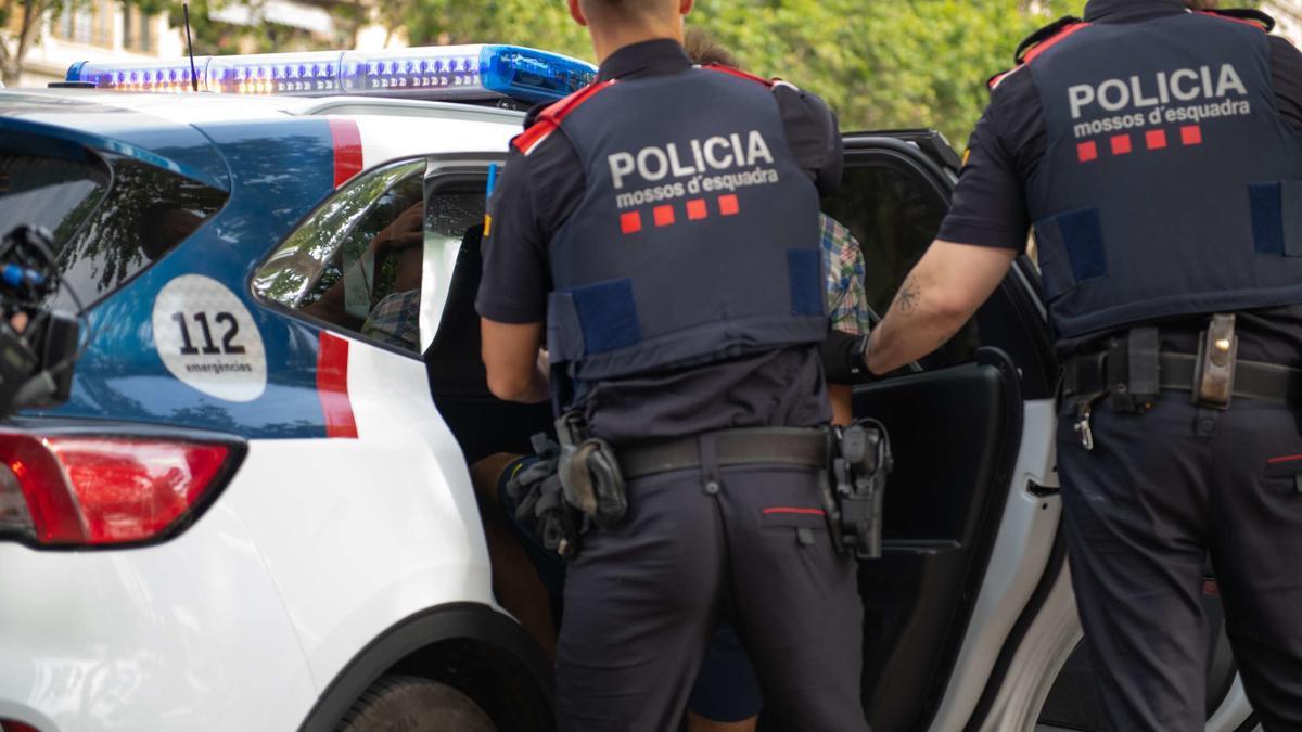 Imagen de archivo de una detención de los Mossos d'Esquadra.
