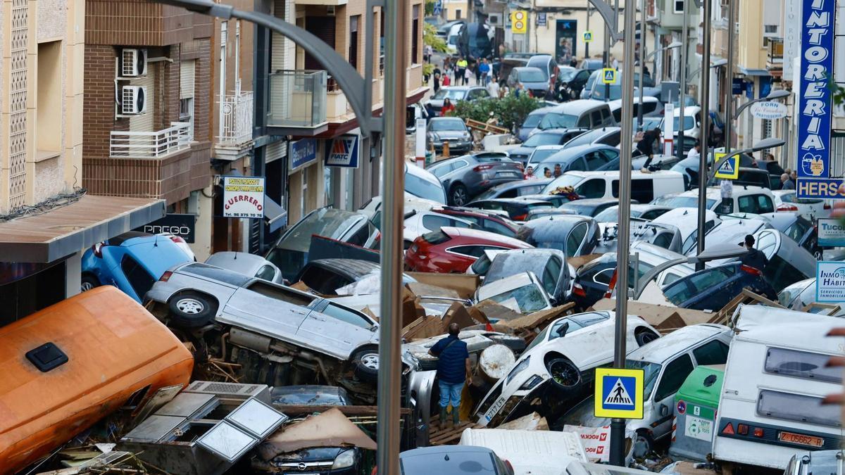 Coches agolpados en Sedaví tras el paso de la riada