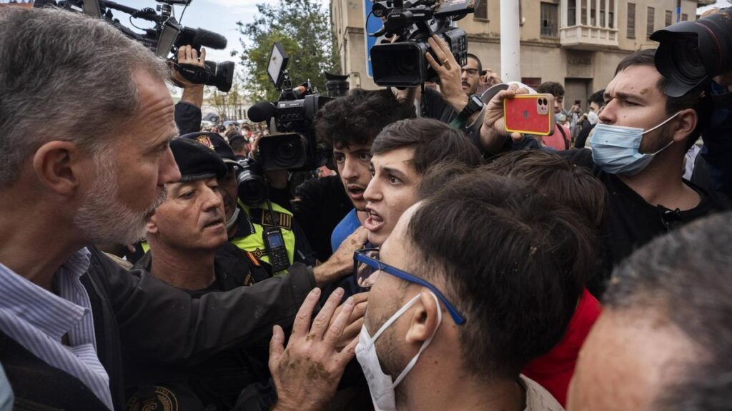 El rey durante la conversación con el joven que llevaba la camiseta nazi de la División azul.
