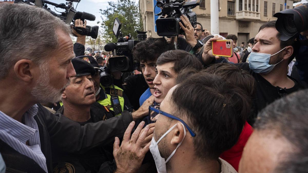 El rey durante la conversación con el joven que llevaba la camiseta nazi de la División azul.