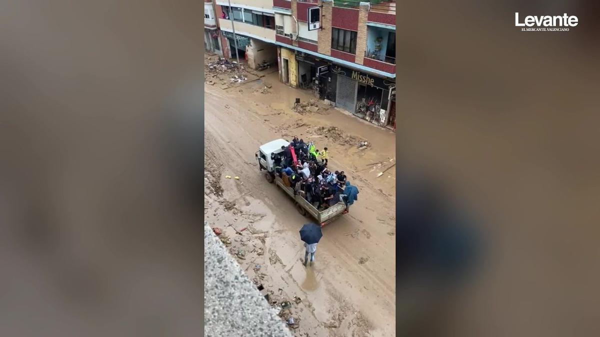Los voluntarios escapan de la zona cero ante la nueva alerta meteorológica